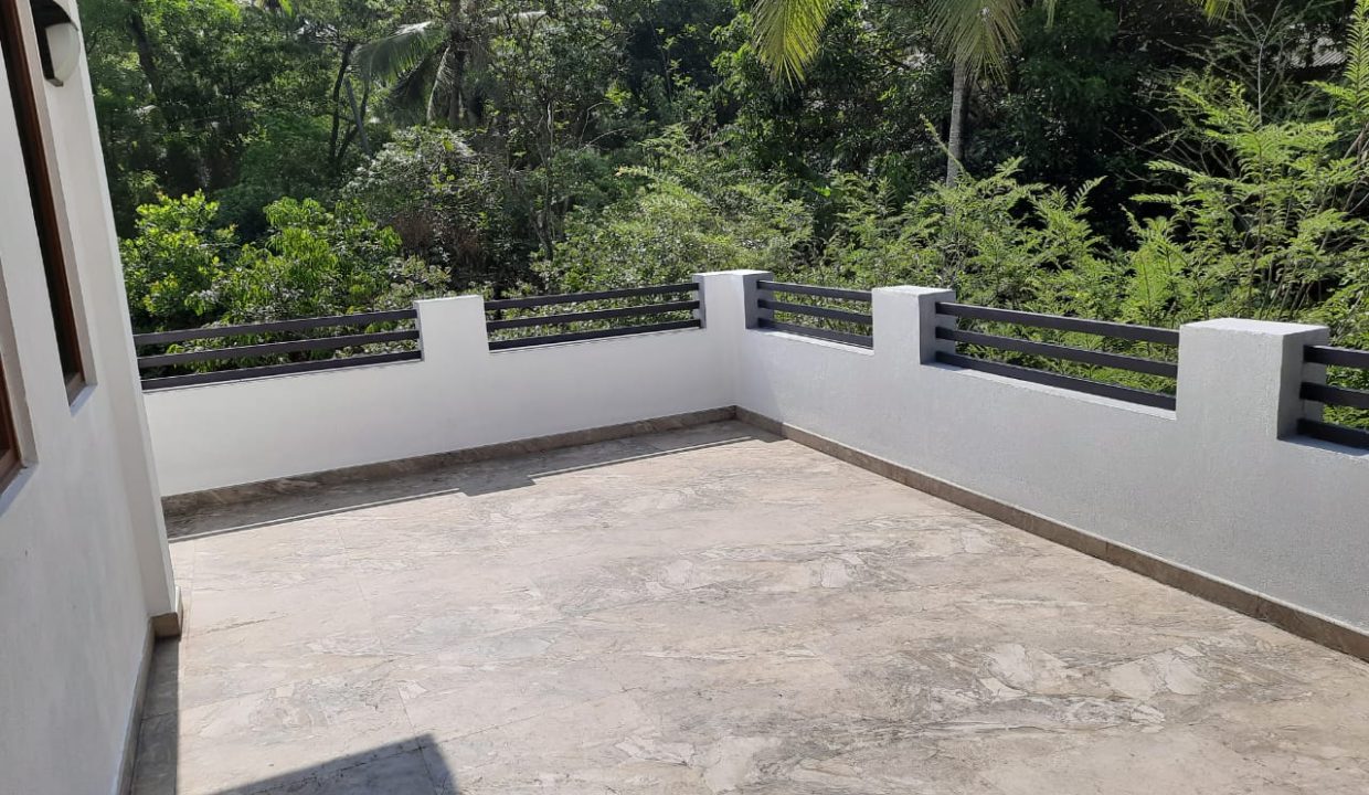 Large House on 163 Perches in Mirigama, Sri Lanka for Sale11