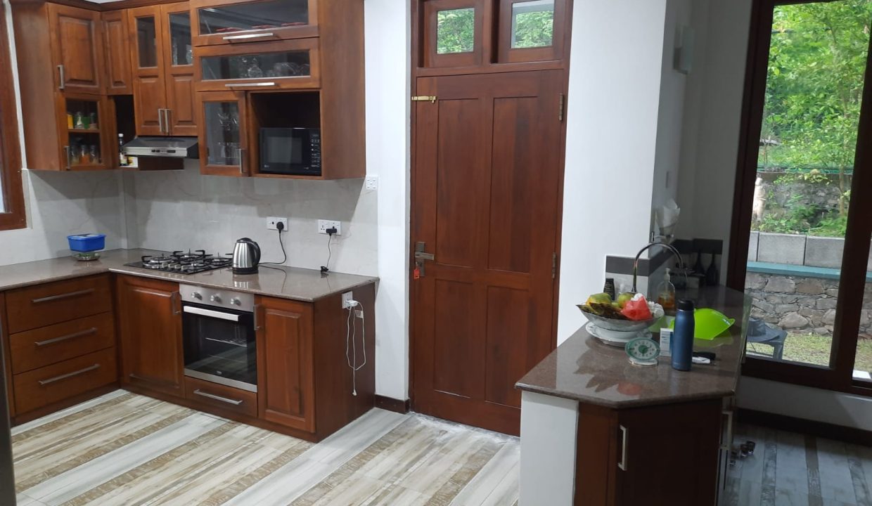 Large House on 163 Perches in Mirigama, Sri Lanka for Sale6